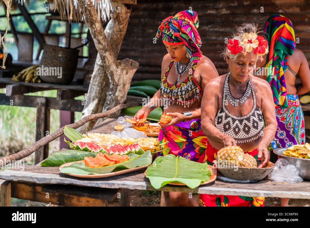 29 février 2024, Panama central : les femmes de la tribu Embera préparent un repas traditionnel pour les touristes Banque D'Images