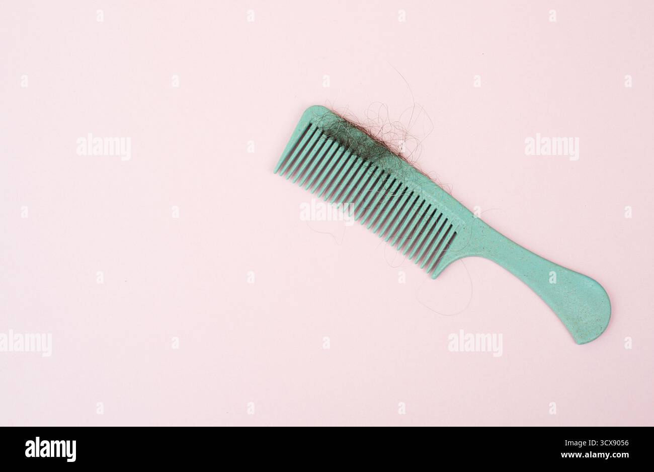 Peigne avec perte de cheveux, problème de santé, problème de vieillissement, alopécie areata du stress ou de l'infection, brosse à cheveux Banque D'Images