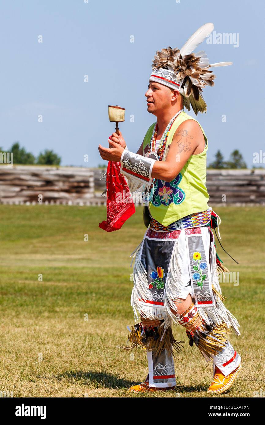 Chris Thomas, Nation Onondaga, Clan Beaver, partage des chansons sociales avec le public lors d'événements culturels. Banque D'Images
