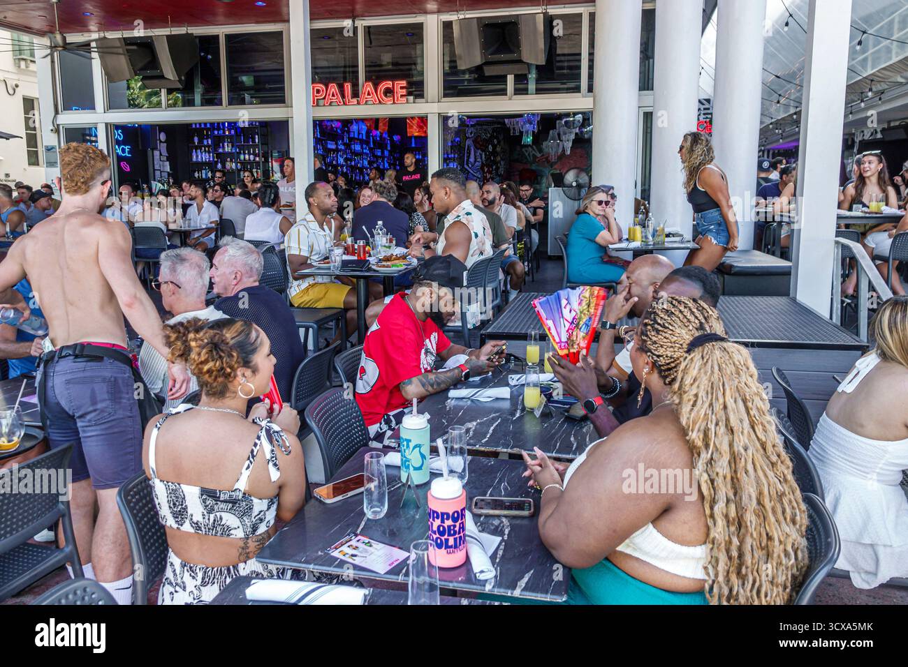 Miami Beach Floride, South Beach, Ocean Drive, Palace Bar restaurant extérieur, hommes femmes dînant socialisation, diverses ethnies LGBTQ amicales Banque D'Images