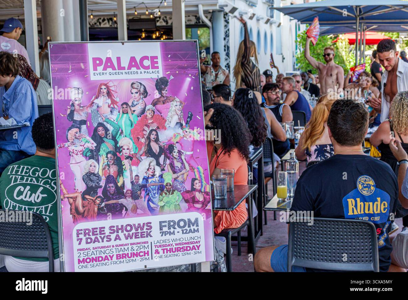 Miami Beach Floride, South Beach, Ocean Drive, Palace Bar restaurant Drag Show affiche, artistes annonçant des spectacles gratuits sept jours, foule diversifiée LGB Banque D'Images
