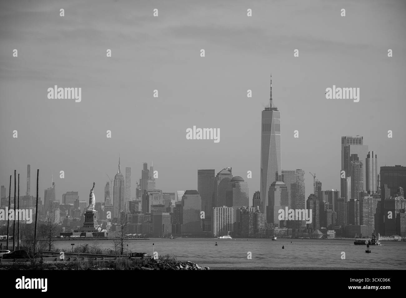 Bayonne, NJ, États-Unis – 14 mars 2025 : image spectaculaire en noir et blanc de la ligne d'horizon de Manhattan avec la Statue de la liberté au premier plan Banque D'Images