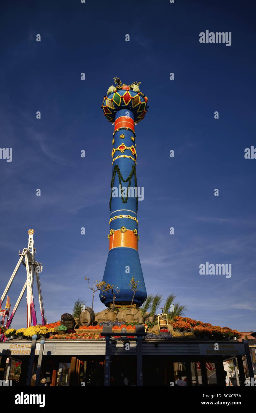 Colonne de fruits, repère, Cannstatter Wasen, funfair, carnaval, Festival du printemps, festival folklorique, Bad Cannstatt, Stuttgart, Bade-Wuerttemberg, Allemagne Banque D'Images