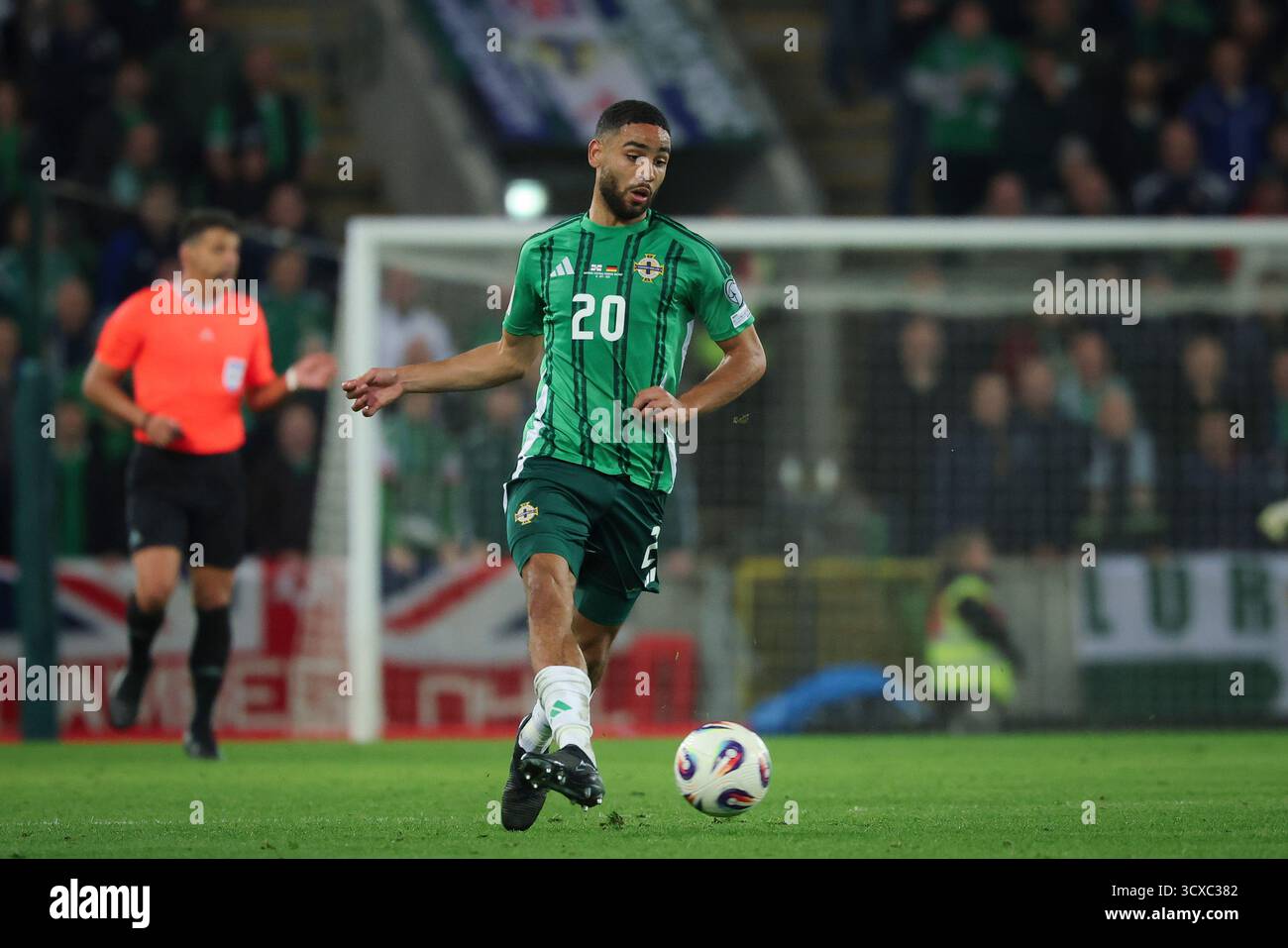 Belfast, Royaume-Uni. 13 octobre 2025. Football : qualification Coupe du monde Europe, Irlande du Nord - Allemagne, phase de groupes, Groupe A, Journée 4, Windsor Park, Brodie Spencer (Irlande du Nord) en action. Crédit : Christian Charisius/dpa/Alamy Live News Banque D'Images