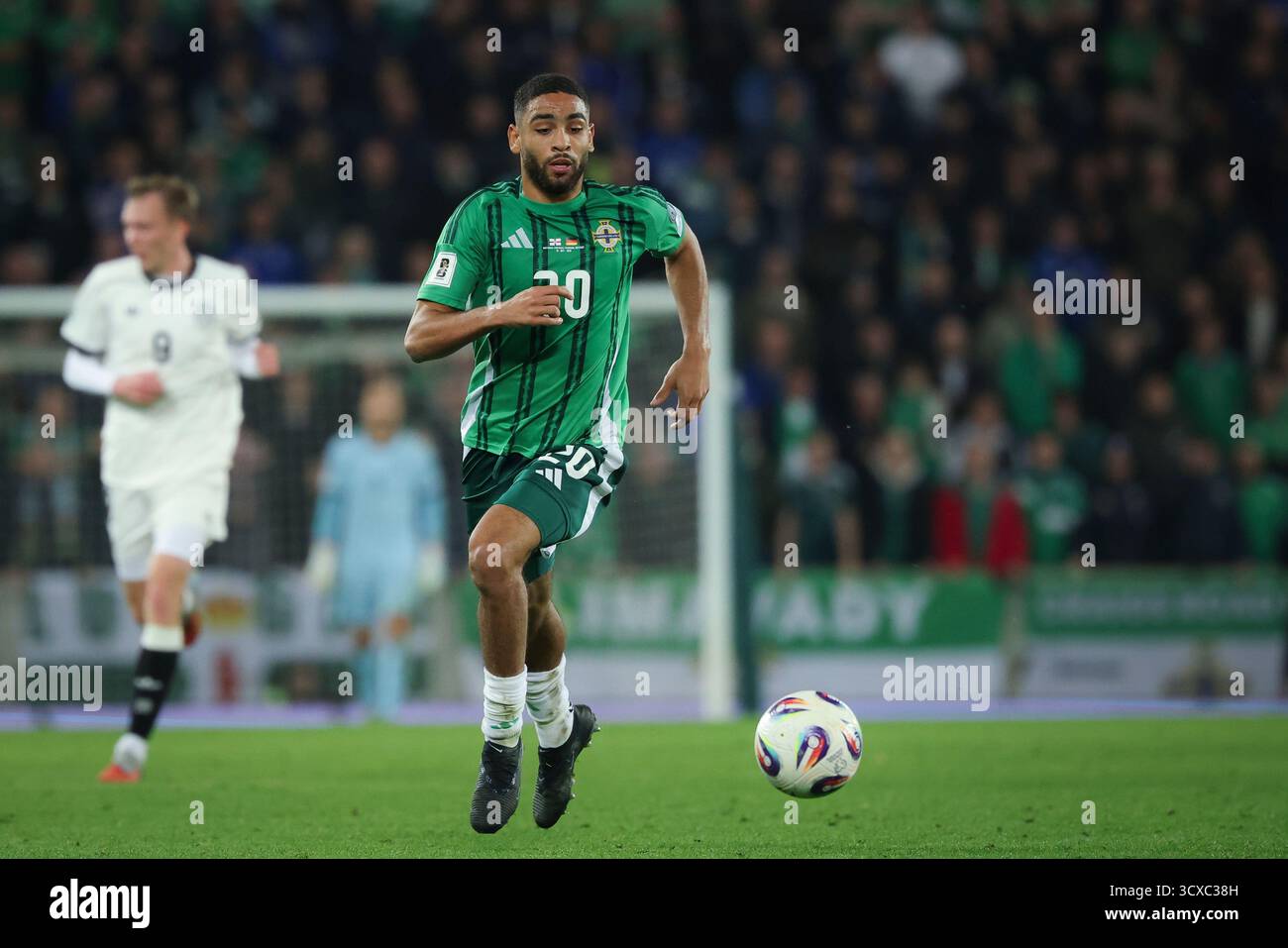 Belfast, Royaume-Uni. 13 octobre 2025. Football : qualification Coupe du monde Europe, Irlande du Nord - Allemagne, phase de groupes, Groupe A, Journée 4, Windsor Park, Brodie Spencer (Irlande du Nord) en action. Crédit : Christian Charisius/dpa/Alamy Live News Banque D'Images