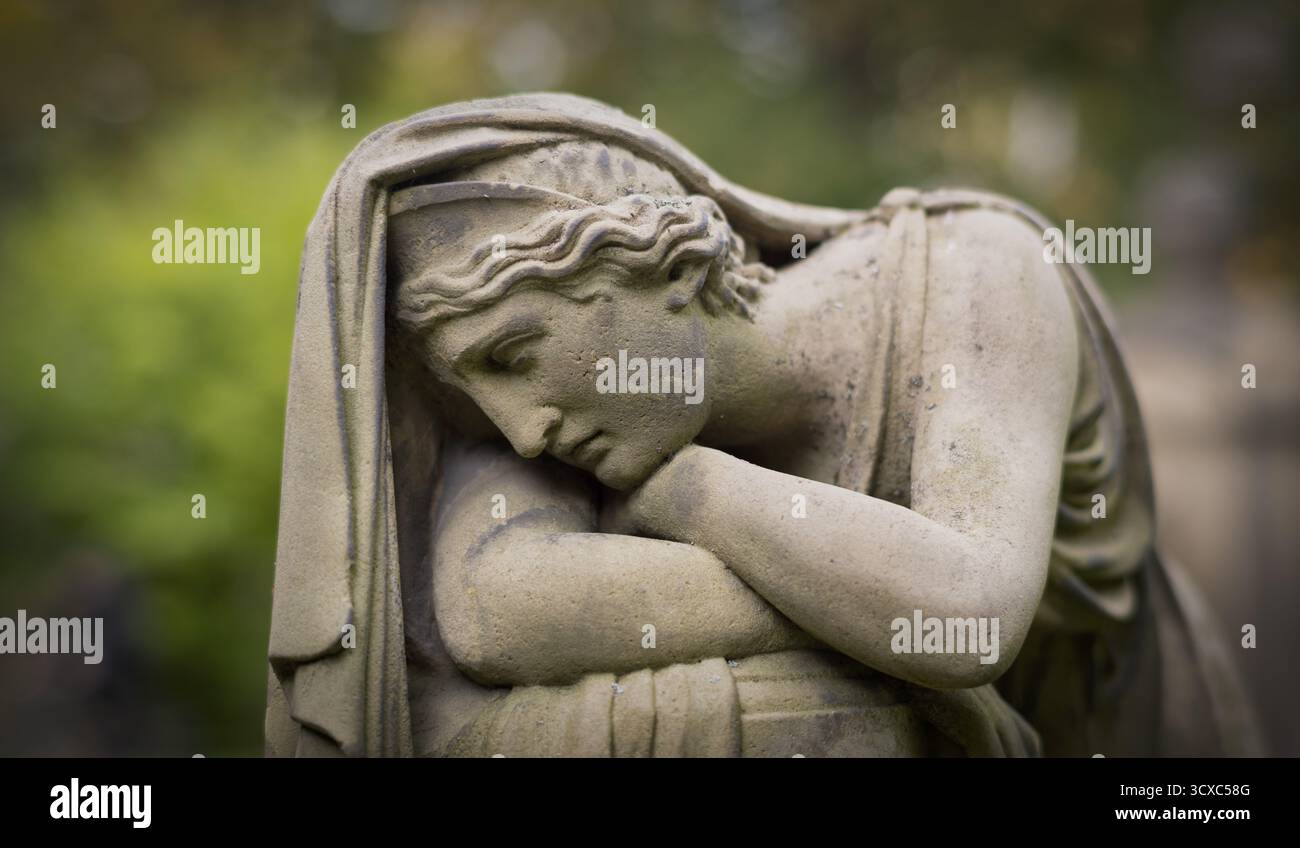 Deuil, femme sur la pierre tombale, statue, triste, tombe, tombes, cimetière Hoppenlauf, le plus ancien cimetière conservé à Stuttgart, Bade-Wuerttemberg, Allemagne Banque D'Images