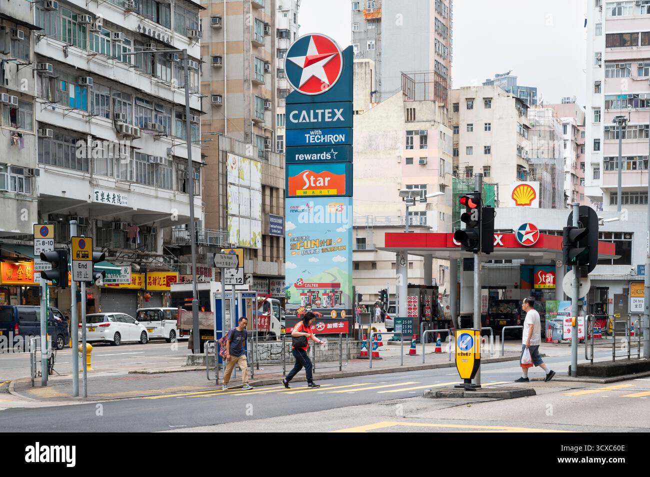 Hong Kong, Chine. 13 octobre 2025. Des stations-service et des logos de la société gazière et pétrolière Caltex, propriété de Chevron Corporation, et de la société énergétique et pétrochimique Shell Oil Company, sont visibles à Hong Kong. Crédit : SOPA images Limited/Alamy Live News Banque D'Images