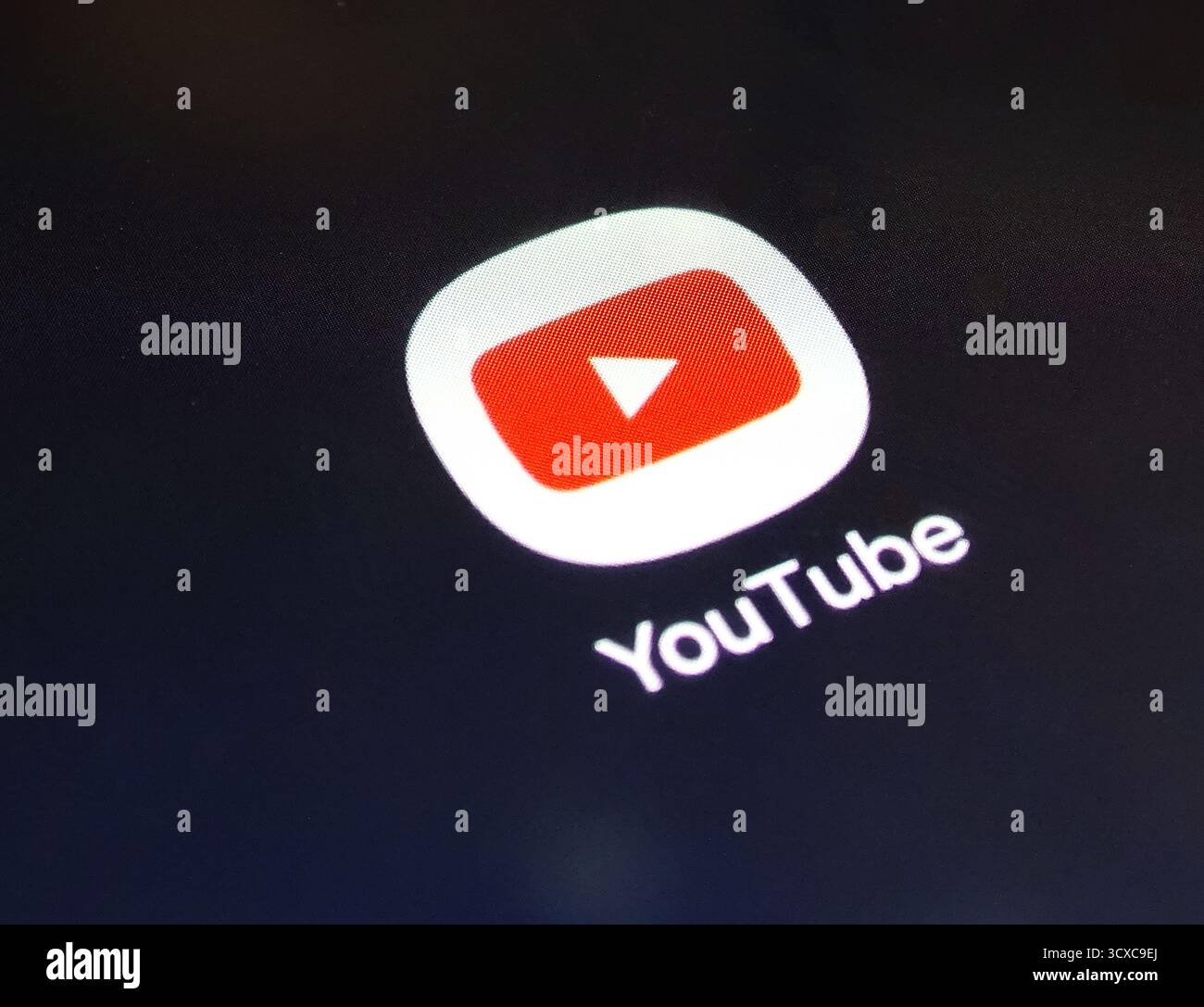 Baia Mare, Roumanie - août 25 2024 : icône YouTube sur l'écran d'un smartphone Banque D'Images