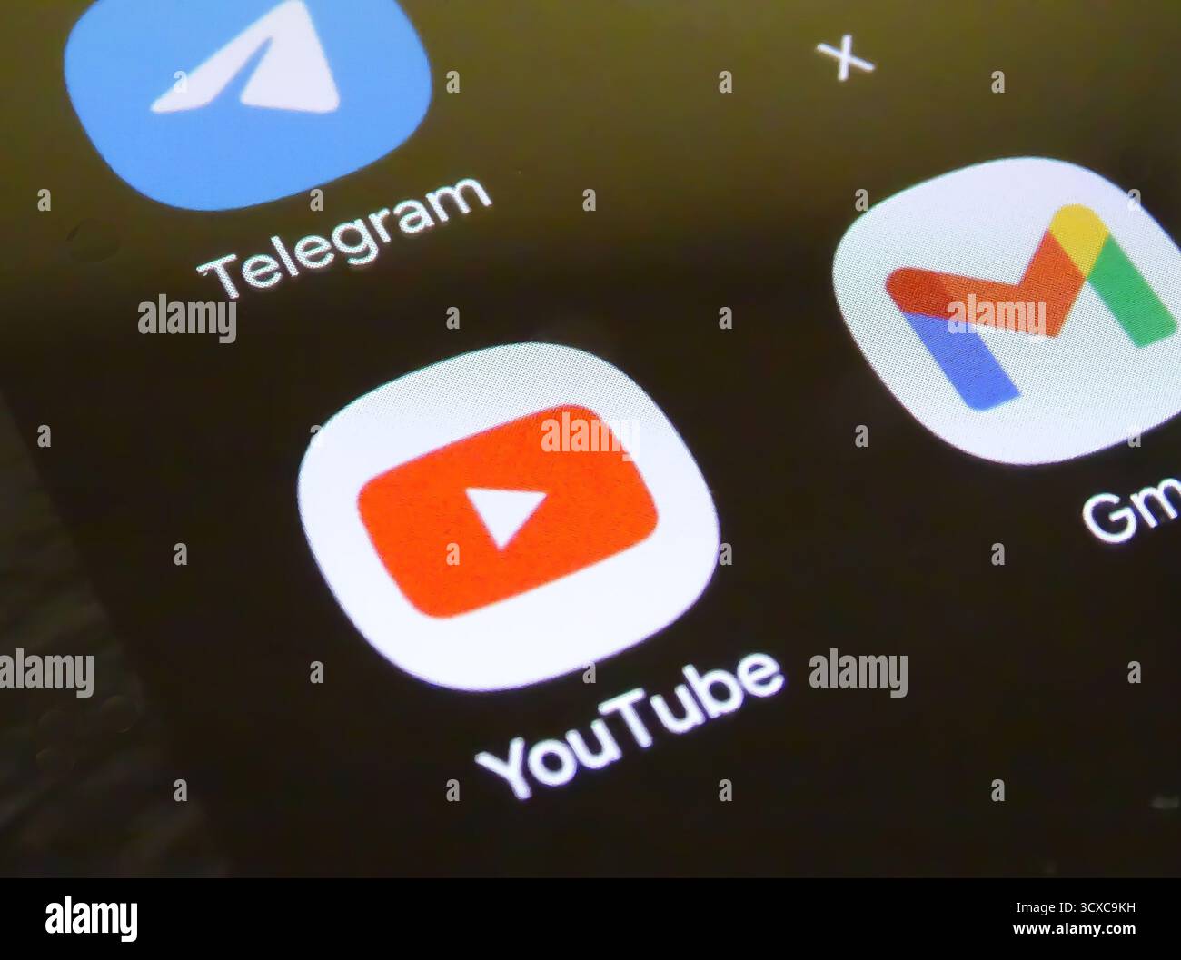 Baia Mare, Roumanie - 04 septembre 2024 : L'application Youtube Icon au premier plan et l'application Telegram et Gmail Icons sur un écran de smartphone Banque D'Images