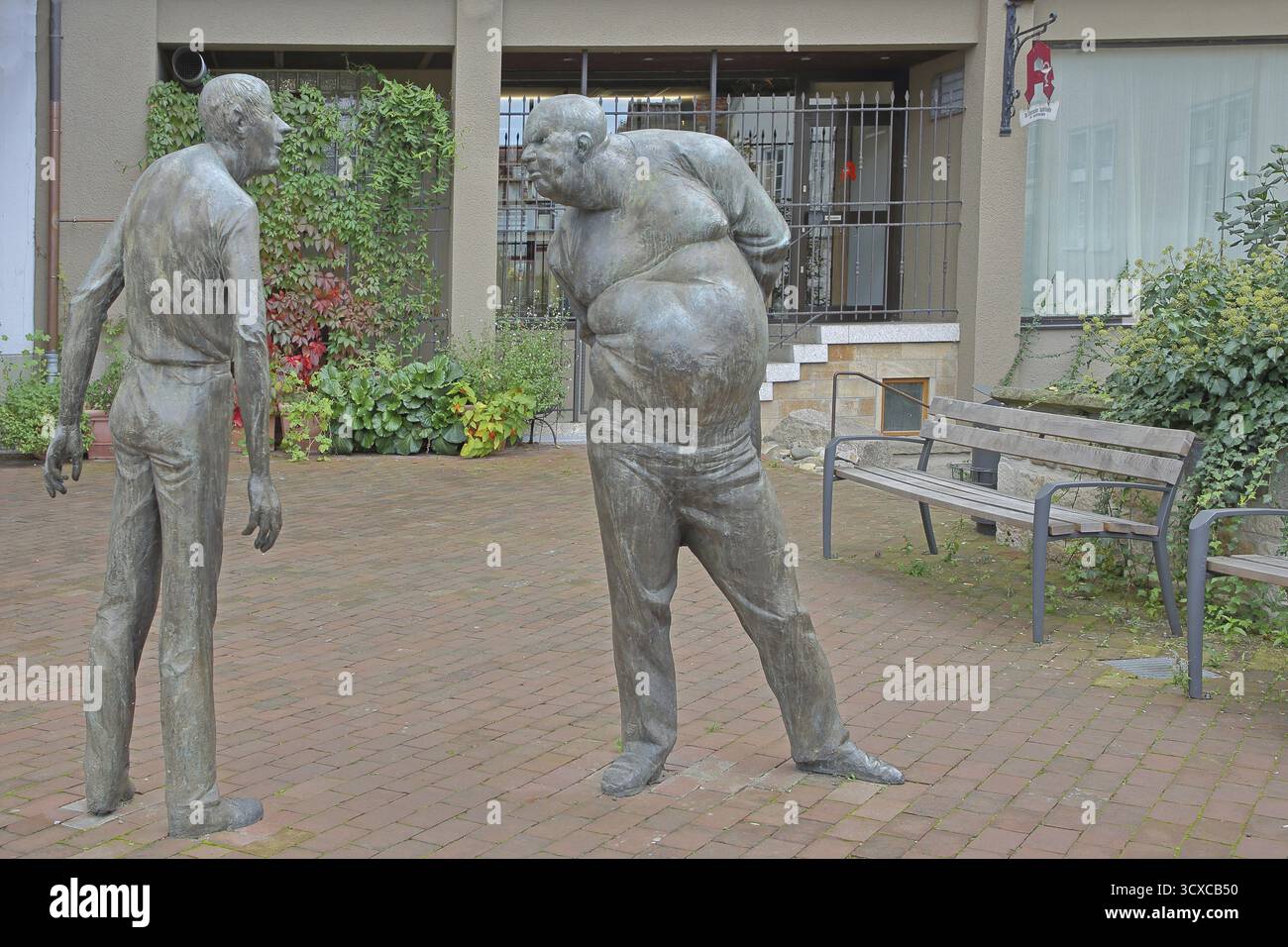 Confrontation de sculptures de Karl-Henning Seemann 1979, deux sculptures en bronze, art moderne, figures masculines, grandeur nature, communication sociale non verbale, fie Banque D'Images