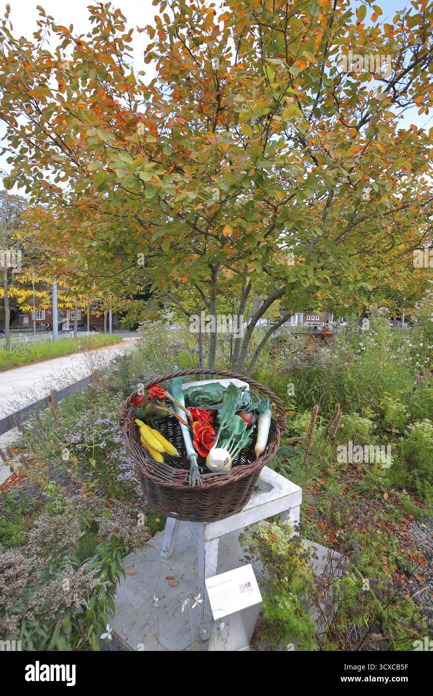 Panier de marché de sculpture avec chaise de Thomas Schmidt, art moderne, design métallique, métallurgie, sculpture en acier, vraie réplique, divers fruits mélangés et v Banque D'Images