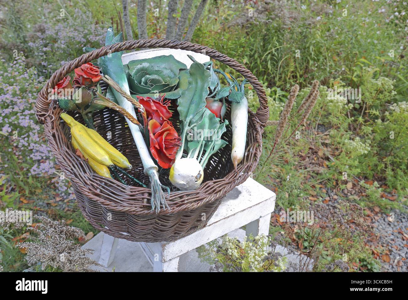 Panier de marché sculpture avec chaise par Thomas Schmidt, art moderne, design métallique, métallurgie, réplique réelle, sculpture en acier, divers fruits mélangés et v Banque D'Images