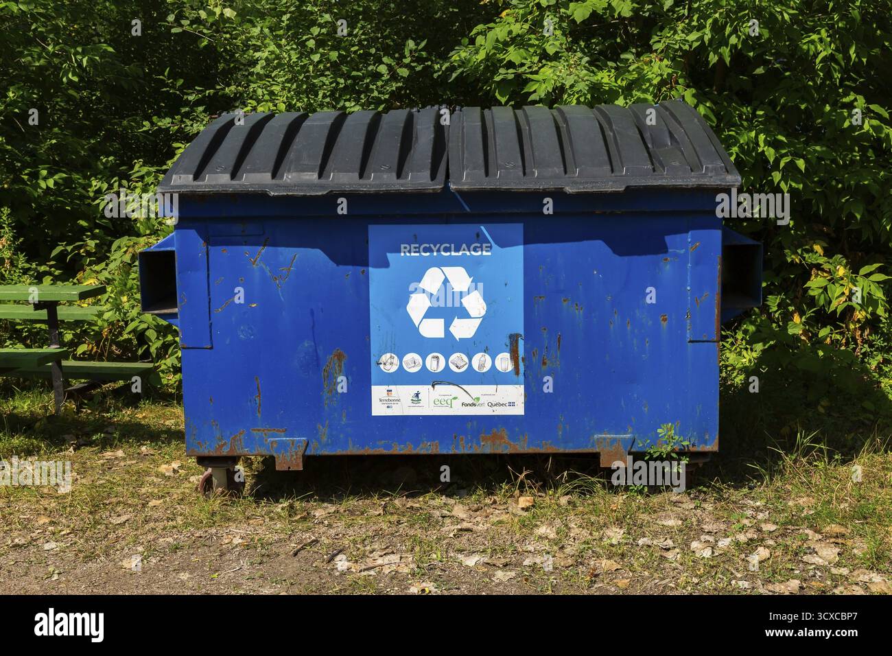 Métal bleu avec couvercles en plastique noir bac de recyclage de taille industrielle pour déposer des récipients en verre, métal et plastique à Ile des Moulins, Vieux Terrebonn Banque D'Images