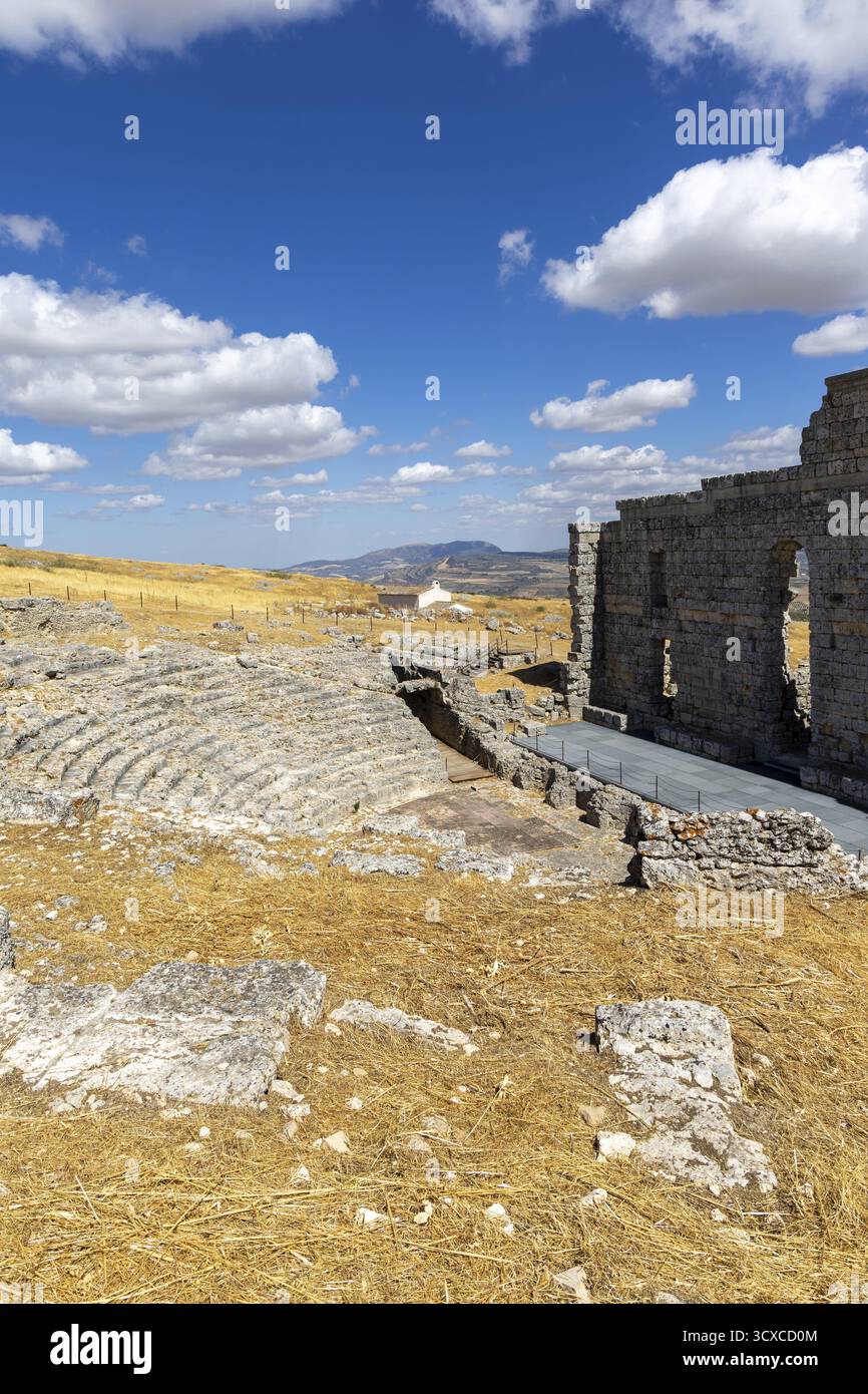 Paysage photographié en été andalou. Paysage aride avec ciel bleu à côté de ruines romaines. Un vieux théâtre historique délabré dans les ruines d'Acinip Banque D'Images