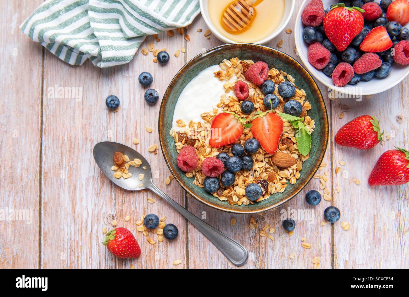 Granola, yaourt, fraises, bleuets et framboises créant un petit déjeuner nutritif Banque D'Images
