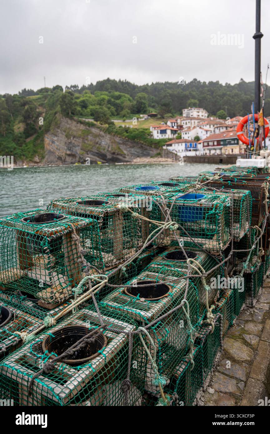 Une rangée de pièges à pêche sont empilés sur un quai à Tazones Asturias. La scène est calme et paisible, car les pièges à pêche ne sont pas utilisés Banque D'Images