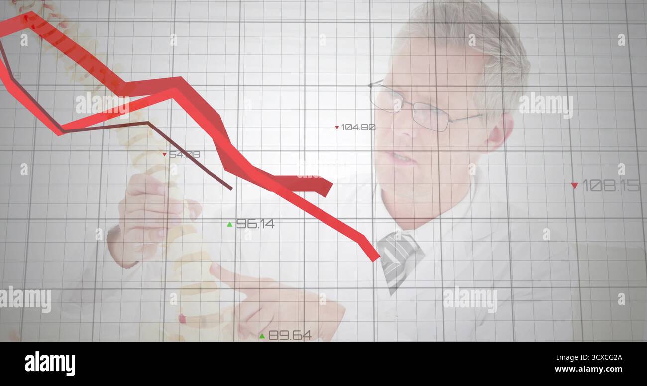 Professionnel des affaires tenant et pointant au modèle spinal avant le graphique dans la présentation, copier l'espace Banque D'Images