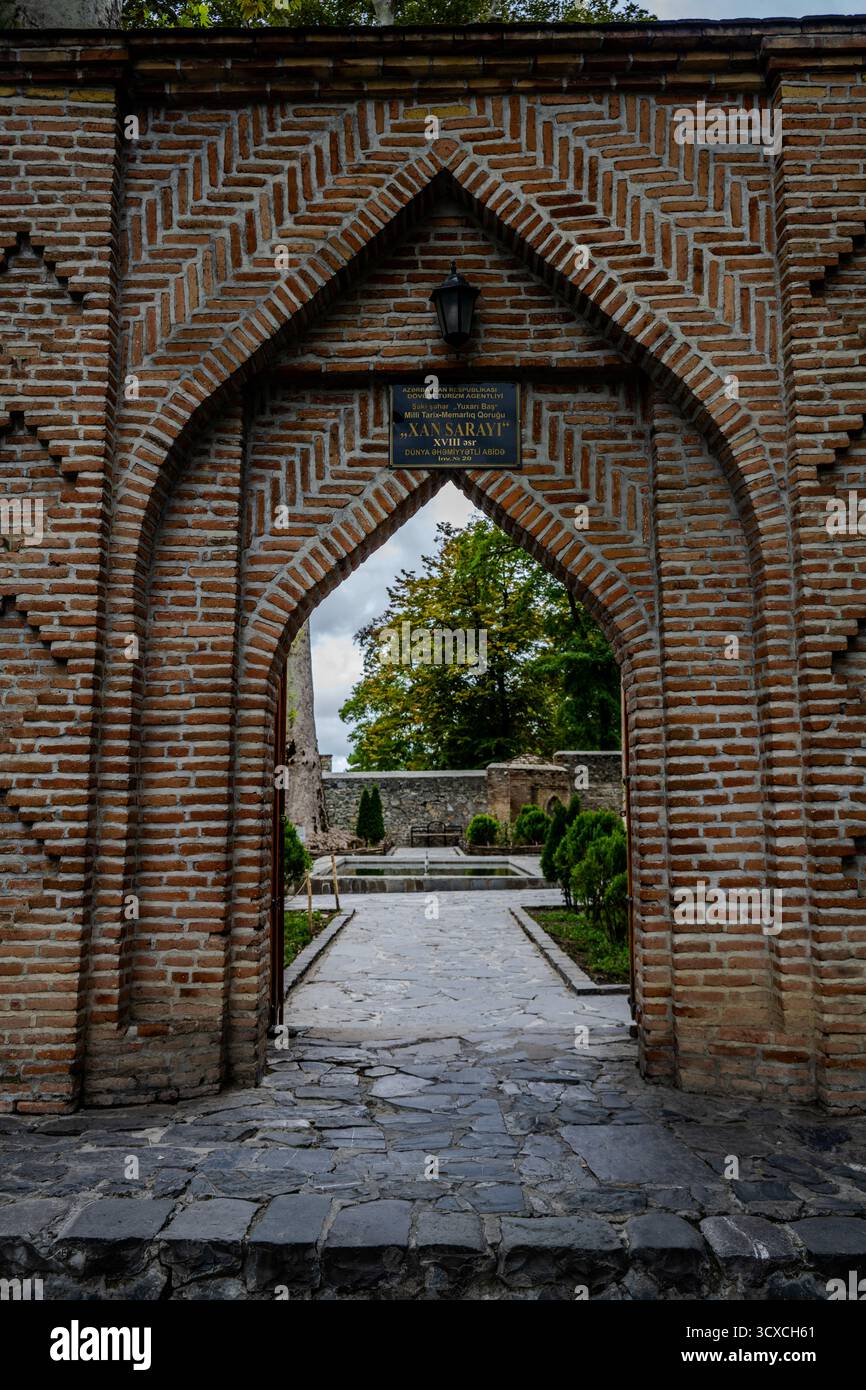 Arche en briques ornées marquant l'entrée du complexe du palais de Shaki Khan, une résidence royale historique du XVIIIe siècle située dans l'ancienne forteresse Banque D'Images