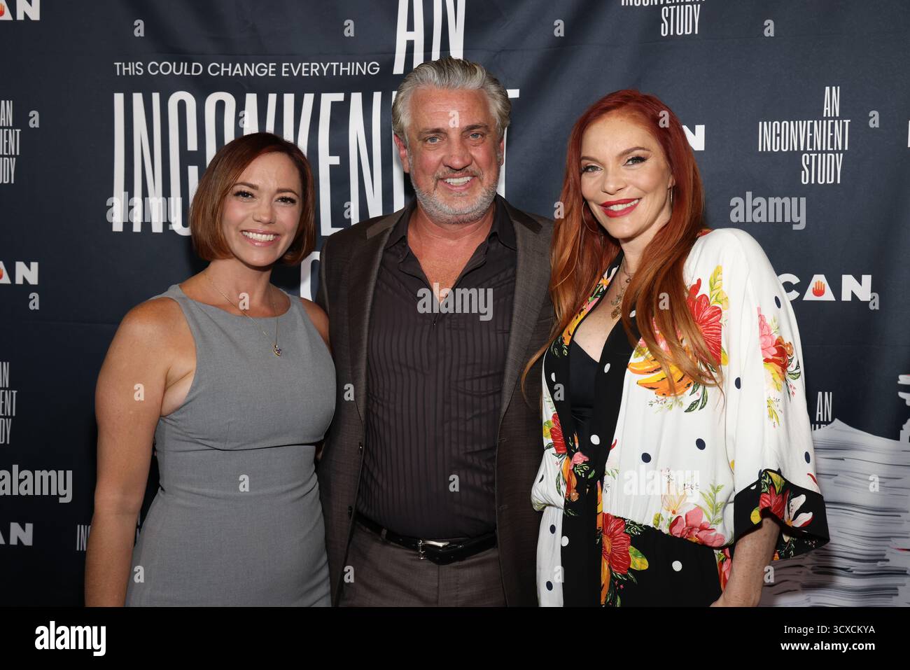 Los Angeles, Californie, États-Unis. 12 octobre 2025. Jessica Sutta, Del Bigtree et Carmit Bachar assistent à la première mondiale de 'an Incommode Study' au Festival du film de Malibu qui se tient à la Directors Guild of America à Los Angeles, en Californie. Crédit : Sheri Determan Banque D'Images