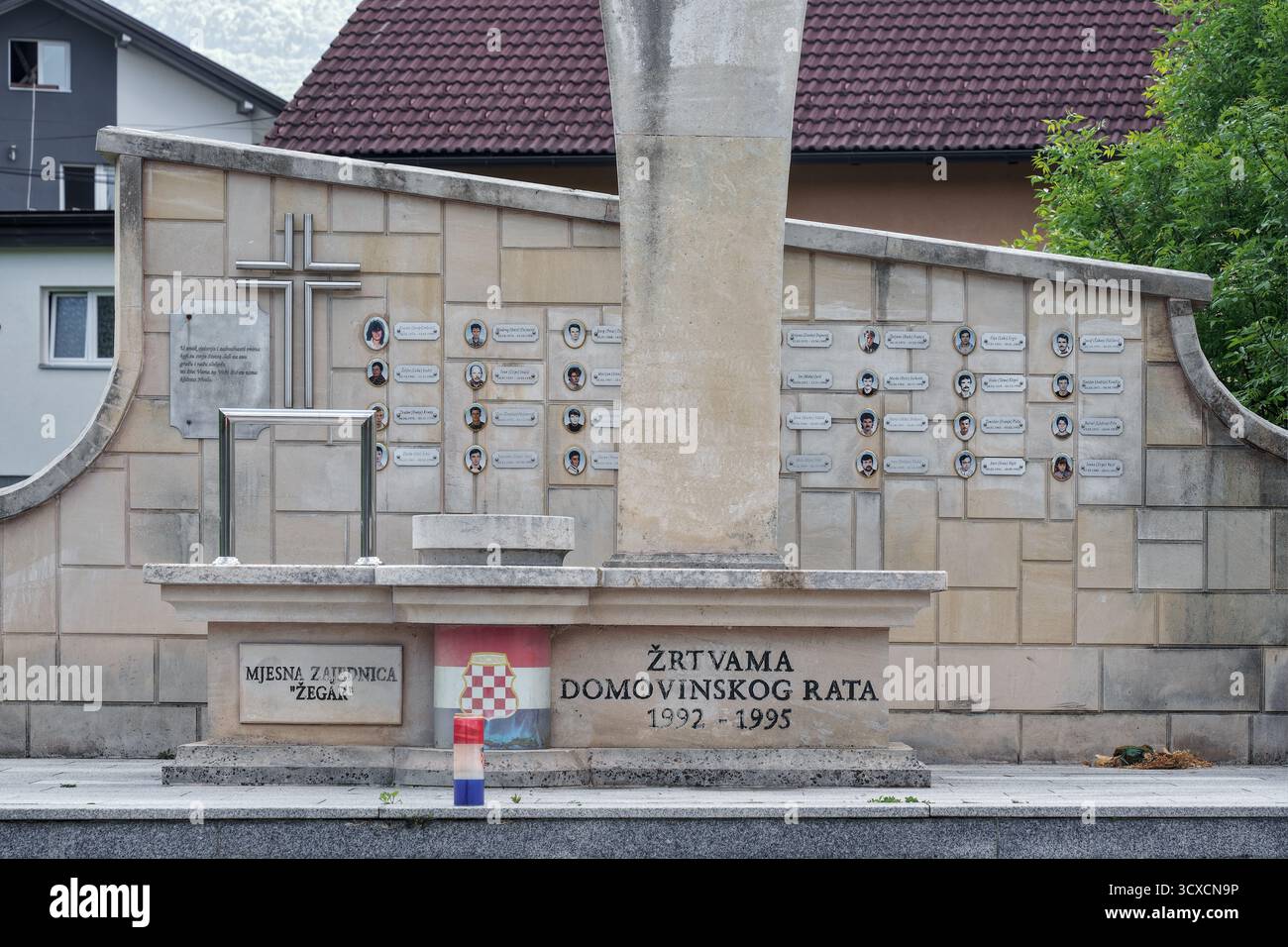 Bosnie-Herzégovine, Bihać (Mun.), Žegar : Mémorial de la guerre de la patrie ('Žegar, Spomenik žrtvama Domovinskog rata') [total projekt d.o.o. Bihać] Banque D'Images