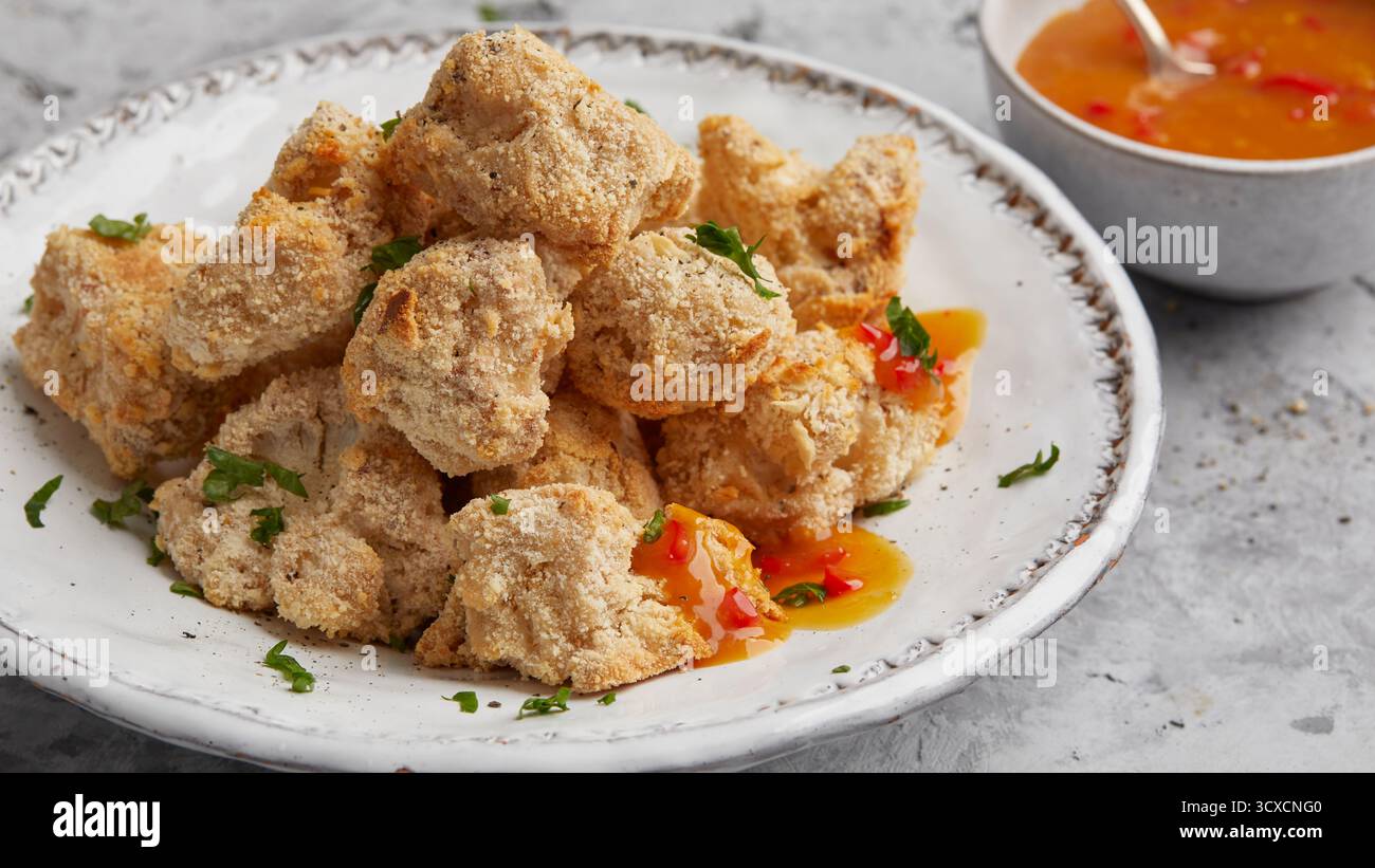 Chou-fleur pané avec sauce orange Banque D'Images