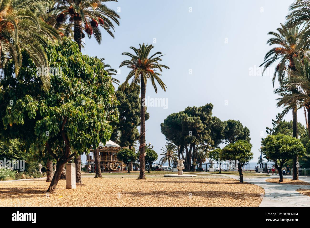 Nice, France - 9 juin 2025 : vue sur la place Albert 1 à Nice avec des palmiers Banque D'Images