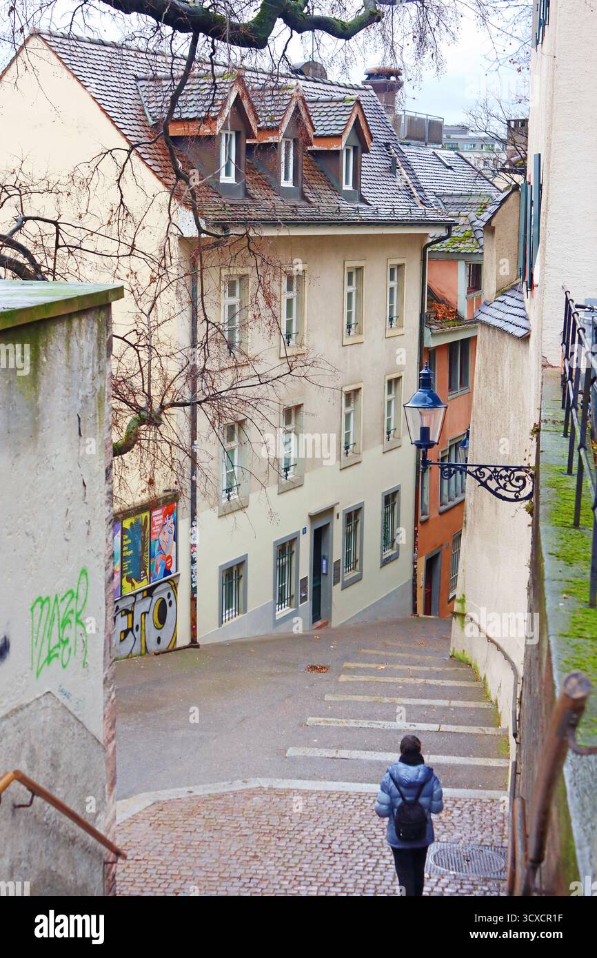 Bâle, Suisse - 22 décembre 2023 : vue sur la rue dans la vieille ville Banque D'Images Bâle, Suisse - 22 décembre 2023 : vue sur la rue dans la vieille ville Banque D'Images