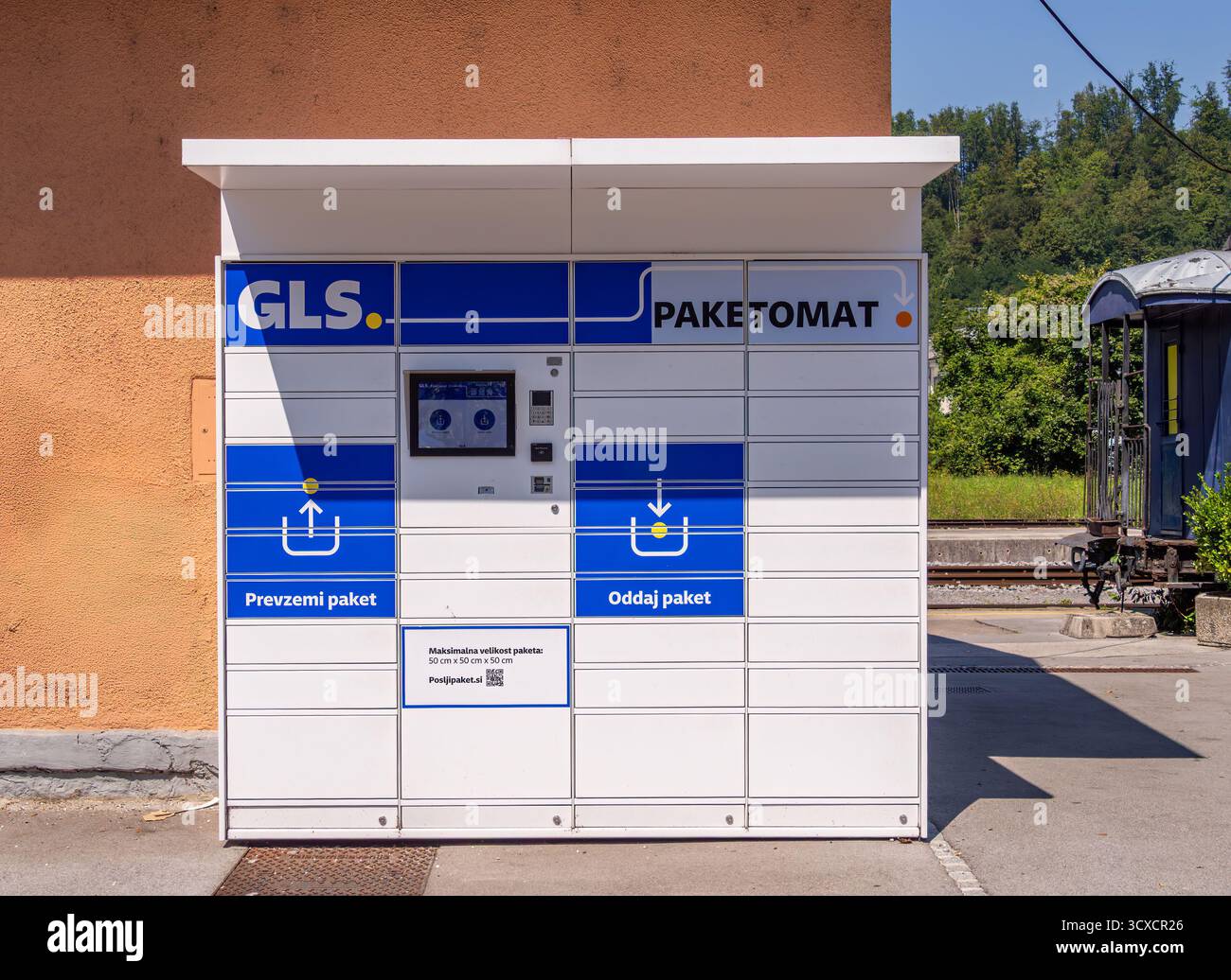 Kamnik, Slovénie - 10 août 2025 : casier à colis extérieur GLS avec écran numérique et instructions. Banque D'Images