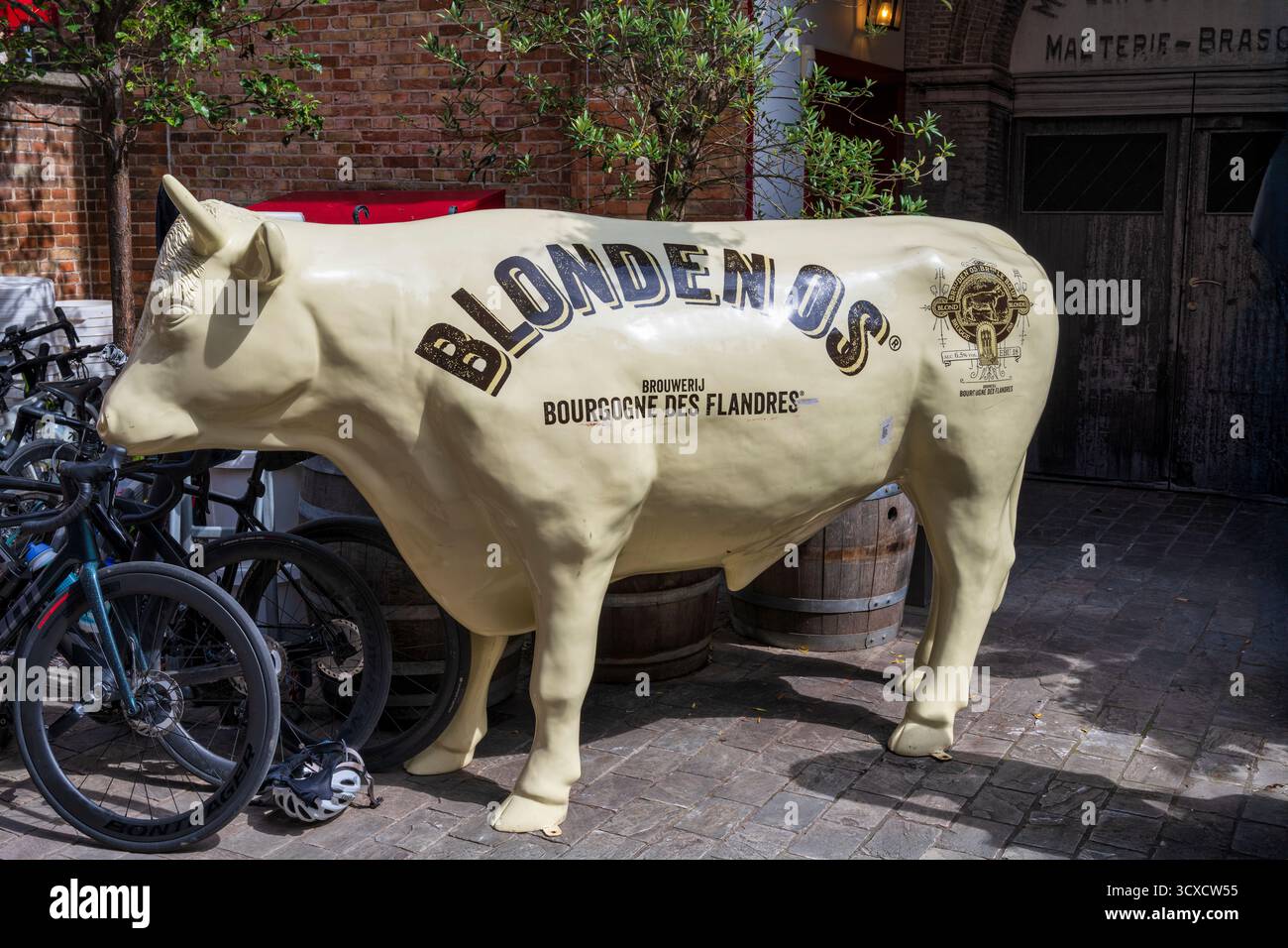 Annonce de bière blonde sur le flanc de vache en fibre de verre dans la brasserie Bourgogne des Flandres sur Kartuizerinnenstraat dans le centre historique de Bruges dans l'ouest de la Floride Banque D'Images