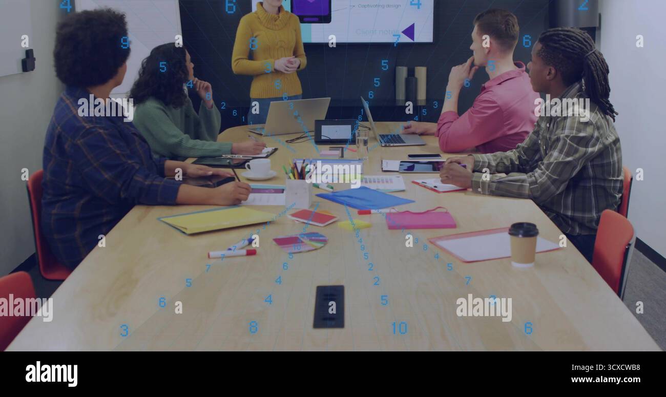 Le chef d'équipe de présentation porte un pull jaune moutarde dans la salle de réunion avec table de conférence Banque D'Images