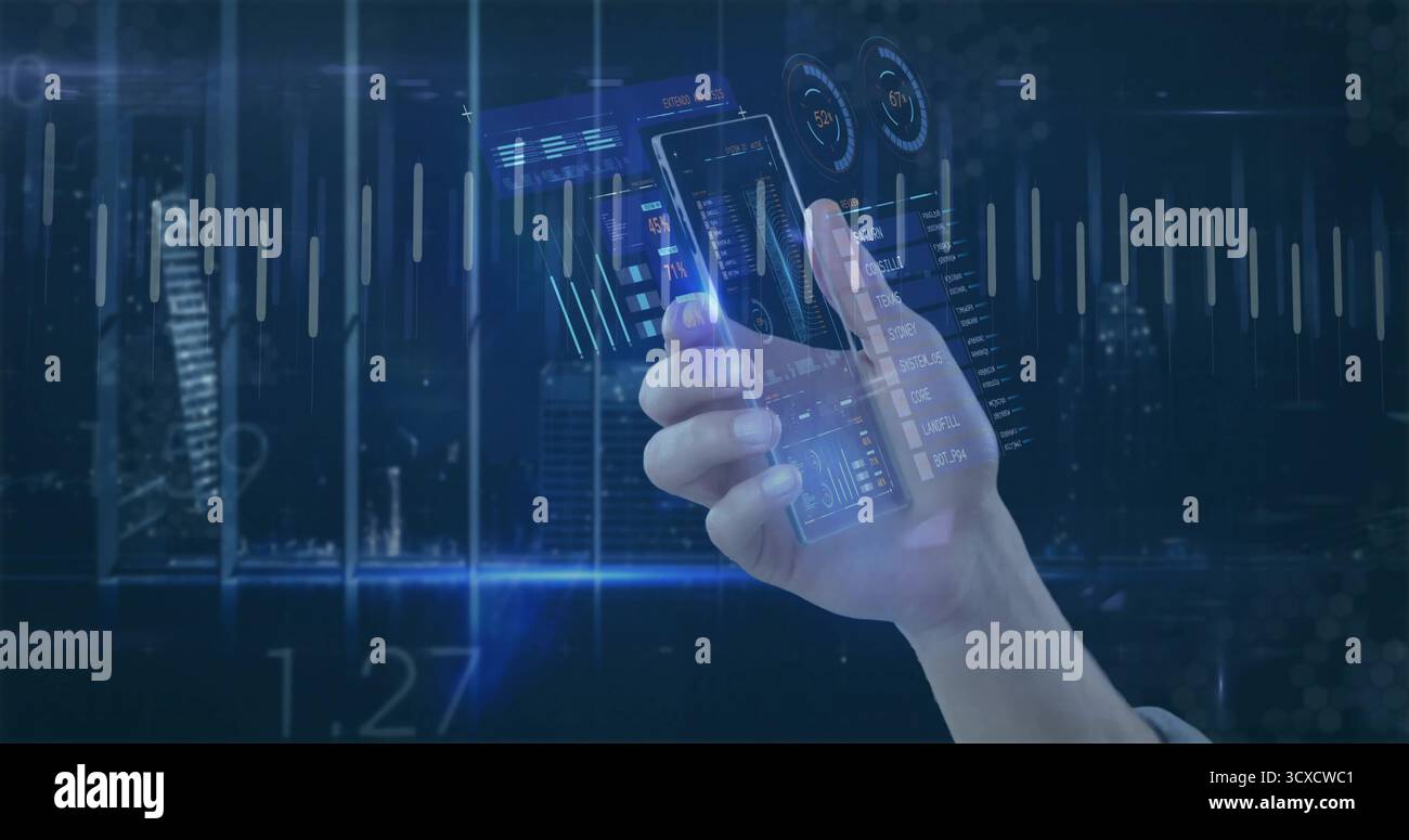 Poignée téléphone transparent affichant des cartes holographiques et des métriques dans le bureau de l'entreprise la nuit Banque D'Images