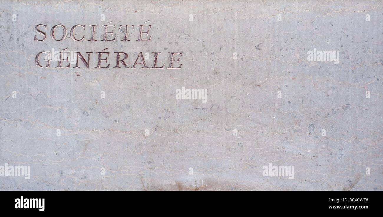 Paris, France - 09.19.2025 : panneau gravé et logo texte de la Société générale sur le devant du mur de l'entrée de l'immeuble des bureaux de la banque. Finance et banque Banque D'Images