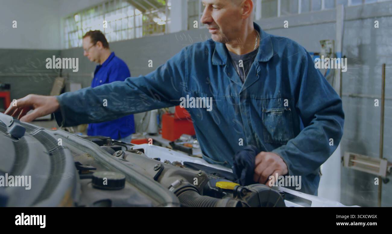 Essuyer le mécanicien avant en passant par le compartiment moteur dans l'atelier de réparation de véhicules, capot de voiture ouvert Banque D'Images