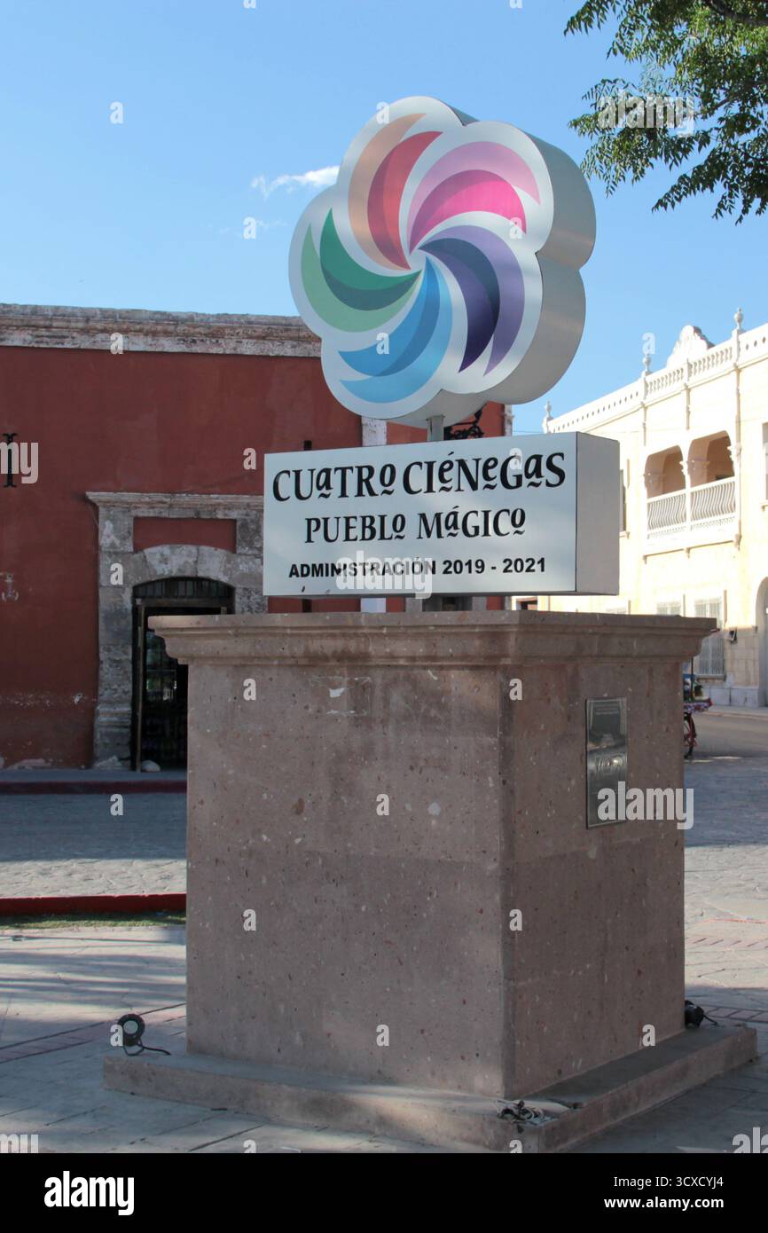 Cuatro Cienegas, Coahuila, Mexique - 28 juillet 2025 : rues pavées, parc et église dans le centre de la ville magique de Cuatro Cienegas de Carranza Banque D'Images