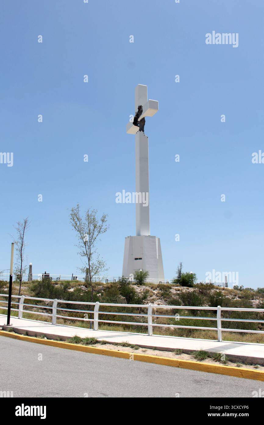 Monclova, Coahuila, Mexique - 29 juillet 2025 : le Cristo de la Bartola est le plus grand d'Amérique latine au plus grand point de vue de la ville de Monclova Banque D'Images