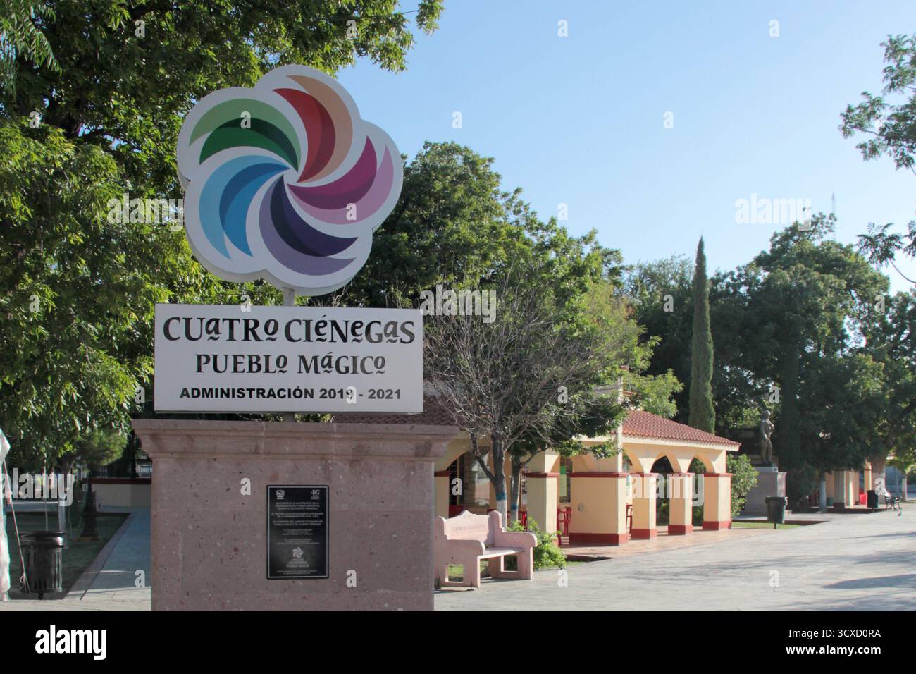 Cuatro Cienegas, Coahuila, Mexique - 28 juillet 2025 : rues pavées, parc et église dans le centre de la ville magique de Cuatro Cienegas de Carranza Banque D'Images