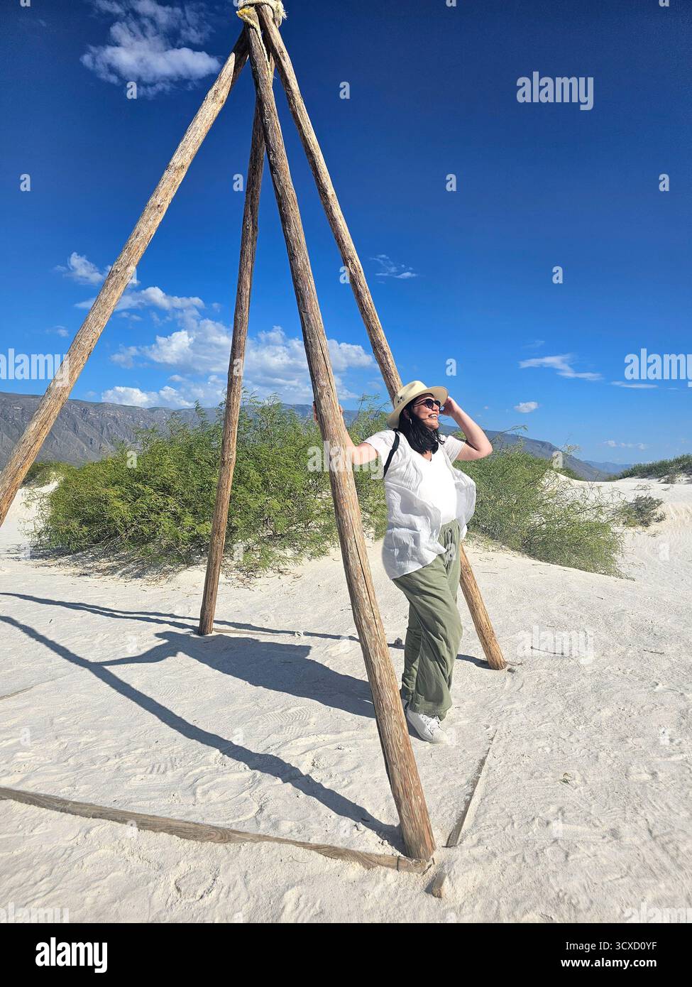 Brunette Latina femme adulte marche à travers les dunes de gypse au milieu du désert blanc profitant de la liberté et de la plénitude de sentir la nature Banque D'Images
