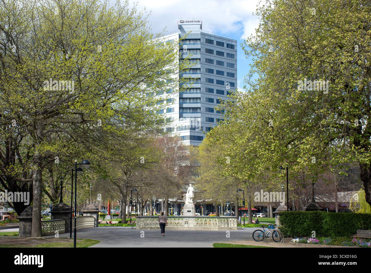 Crowne Plaza Hotel and Captain Cook Statue, Victoria Square, Christchurch Central City, Christchurch (Ōtautahi), Canterbury Region, nouvelle-Zélande Banque D'Images