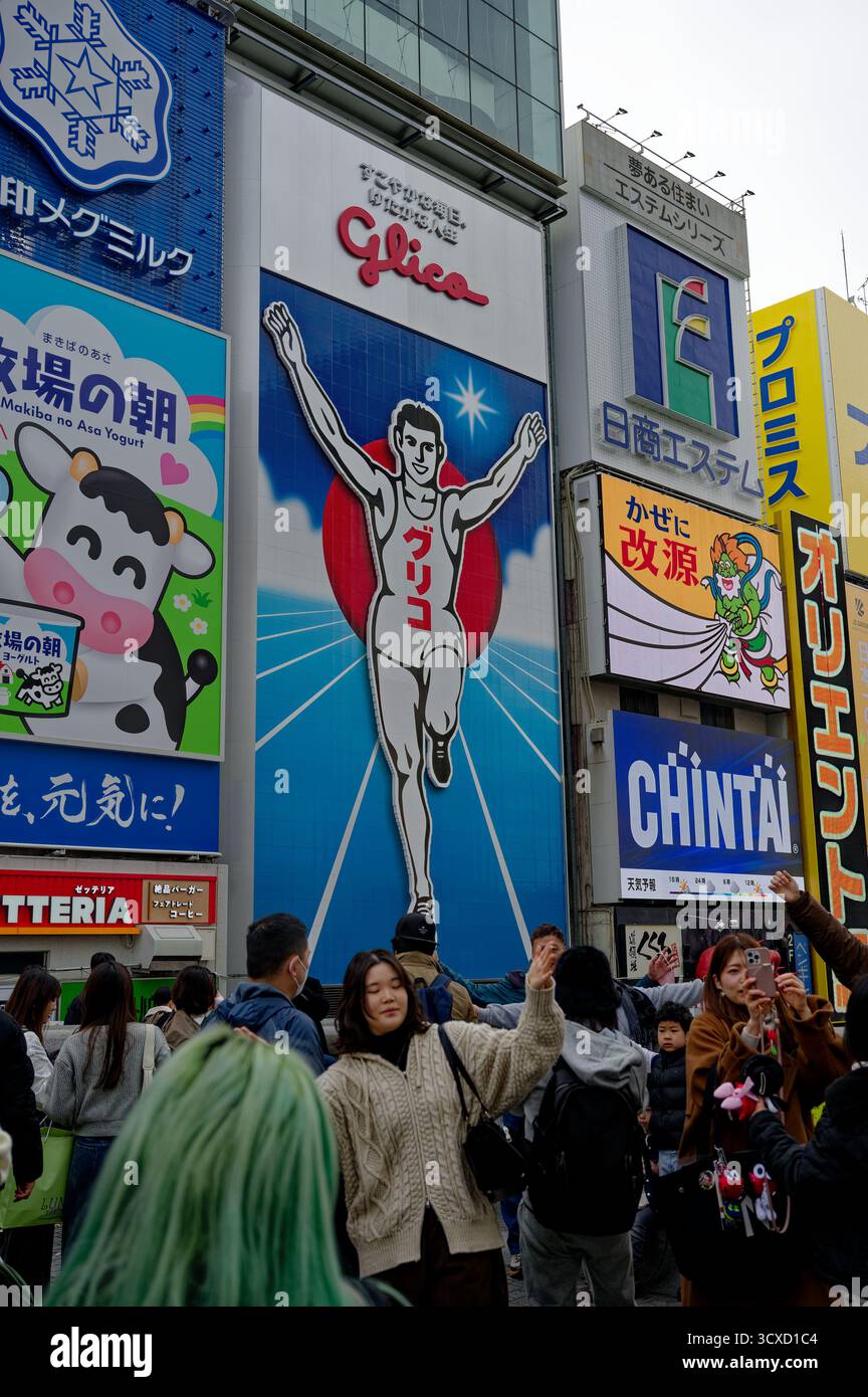 Les gens posent et prennent des photos devant l’emblématique panneau Glico Running Man dans le Dotonbori d’Osaka Banque D'Images