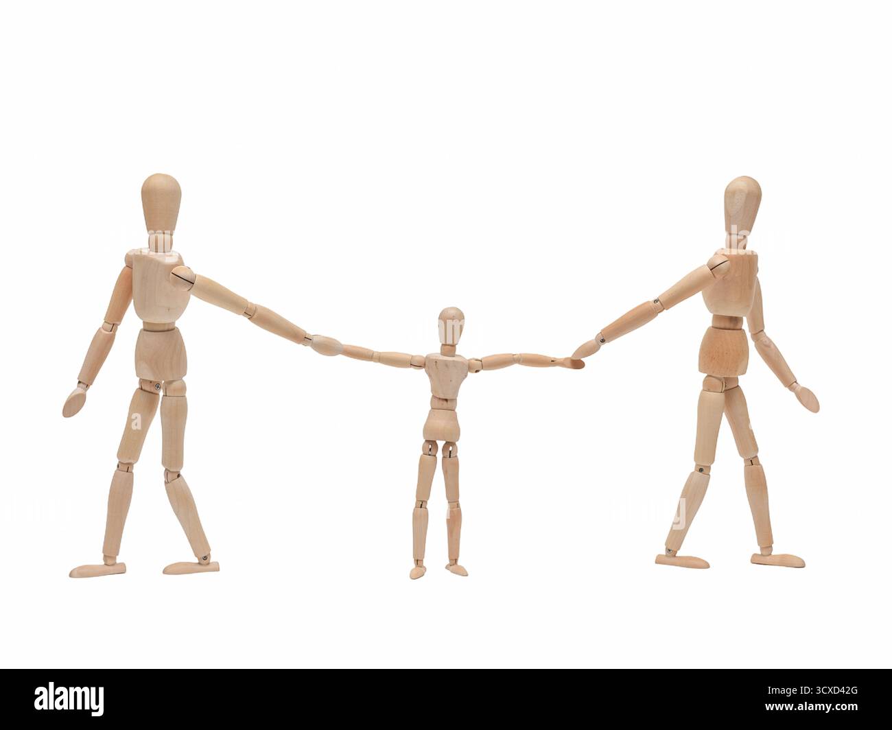 Les mannequins en bois représentent une famille se tenant par la main, symbolisant l'unité et le soutien dans un environnement propre et minimaliste, mettant l'accent sur la connexion et h. Banque D'Images