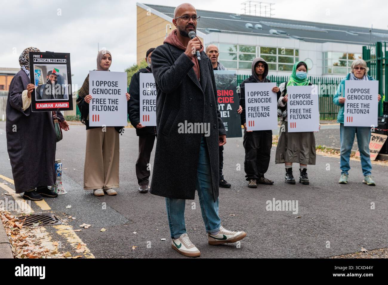 Londres, Royaume-Uni. 13 octobre 2025. Le Dr Asim Qureshi, directeur de recherche de CAGE International, s’adresse à des activistes pro-palestiniens qui manifestent devant le tribunal de la Couronne de Woolwich à l’occasion d’une audience de libération sous caution pour le Filton 24. Les activistes de Palestine action connus sous le nom de Filton 24 sont en détention provisoire depuis qu'ils ont pris des mesures directes contre une usine d'armes Elbit Systems à Filton, Bristol, en août 2024, pour protester contre le rôle du fabricant d'armes israélien dans l'approvisionnement de l'armée israélienne en armes utilisées à Gaza. Crédit : Mark Kerrison/Alamy Live News Banque D'Images