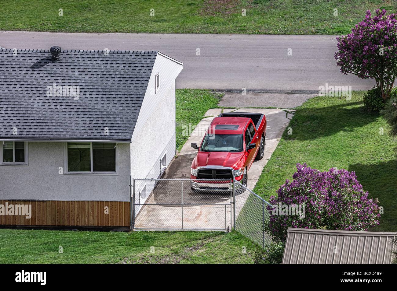 Vue du sommet d'une maison familiale et d'une voiture. Allée avec camionnette rouge garée à côté de la maison. Ramasser le véhicule 4x4 dans le village. Personne Banque D'Images Vue du sommet d'une maison familiale et d'une voiture. Allée avec camionnette rouge garée à côté de la maison. Ramasser le véhicule 4x4 dans le village. Personne Banque D'Images