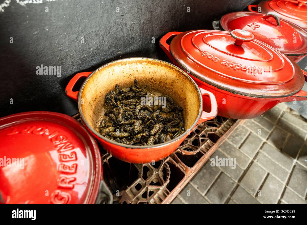 Scène culinaire de Tandakie’s Kitchen, Jackson Kaujeua Street, Swakopmund, Namibie. L'image met en valeur la cuisine namibienne locale et culinaire authentique Banque D'Images
