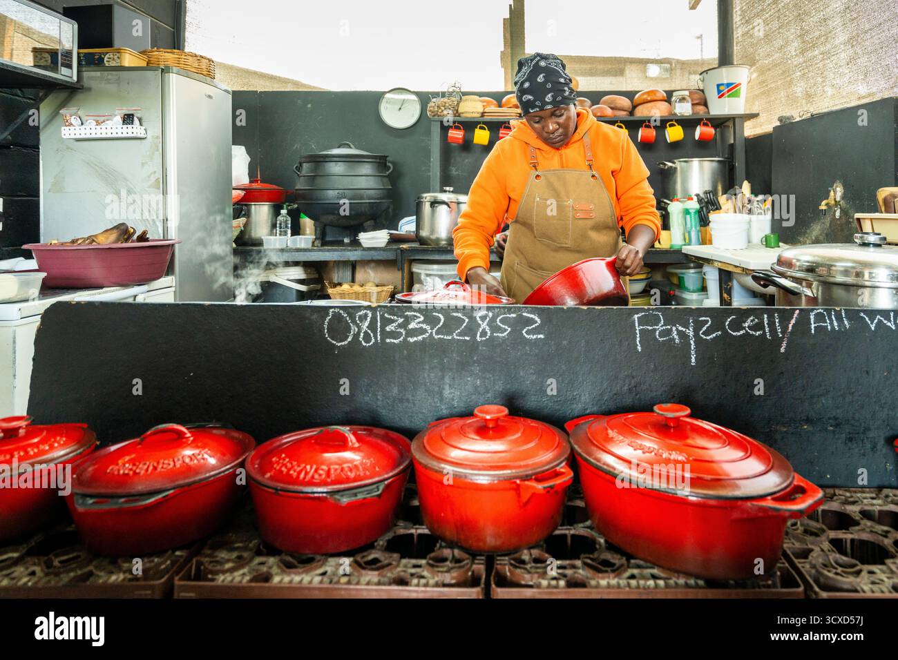 Scène culinaire de Tandakie’s Kitchen, Jackson Kaujeua Street, Swakopmund, Namibie. L'image met en valeur la cuisine namibienne locale et culinaire authentique Banque D'Images