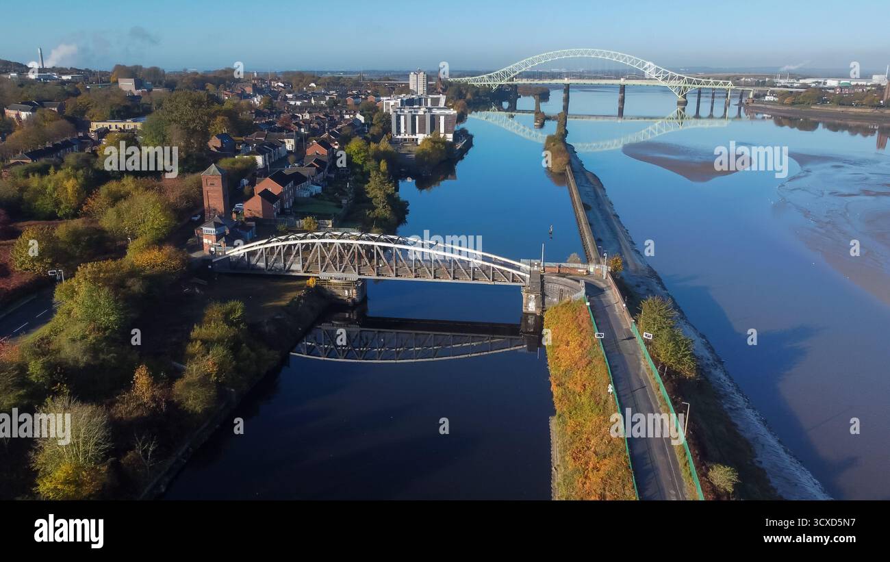 Vue aérienne de l'Old Quay Swing Bridge sur le Manchester Ship canal avec le Runcorn Railway Bridge et Silver Jubilee Bridge sur la rivière Mersey Banque D'Images
