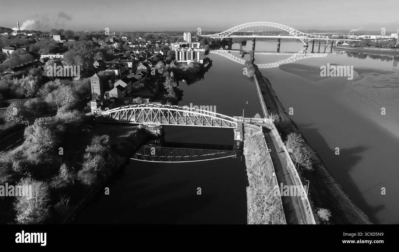 Vue aérienne en noir et blanc du pont oscillant Old Quay sur le Manchester Ship canal avec le Runcorn Railway Bridge et Silver Jubilee Bridge Banque D'Images