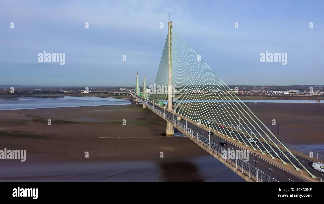 Vue aérienne du pont Mersey Gateway qui enjambe la rivière Mersey entre Runcorn et Widnes à marée basse Banque D'Images