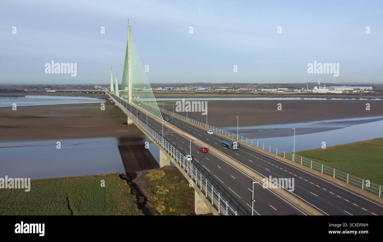 Vue aérienne du pont Mersey Gateway qui enjambe la rivière Mersey entre Runcorn et Widnes à marée basse Banque D'Images