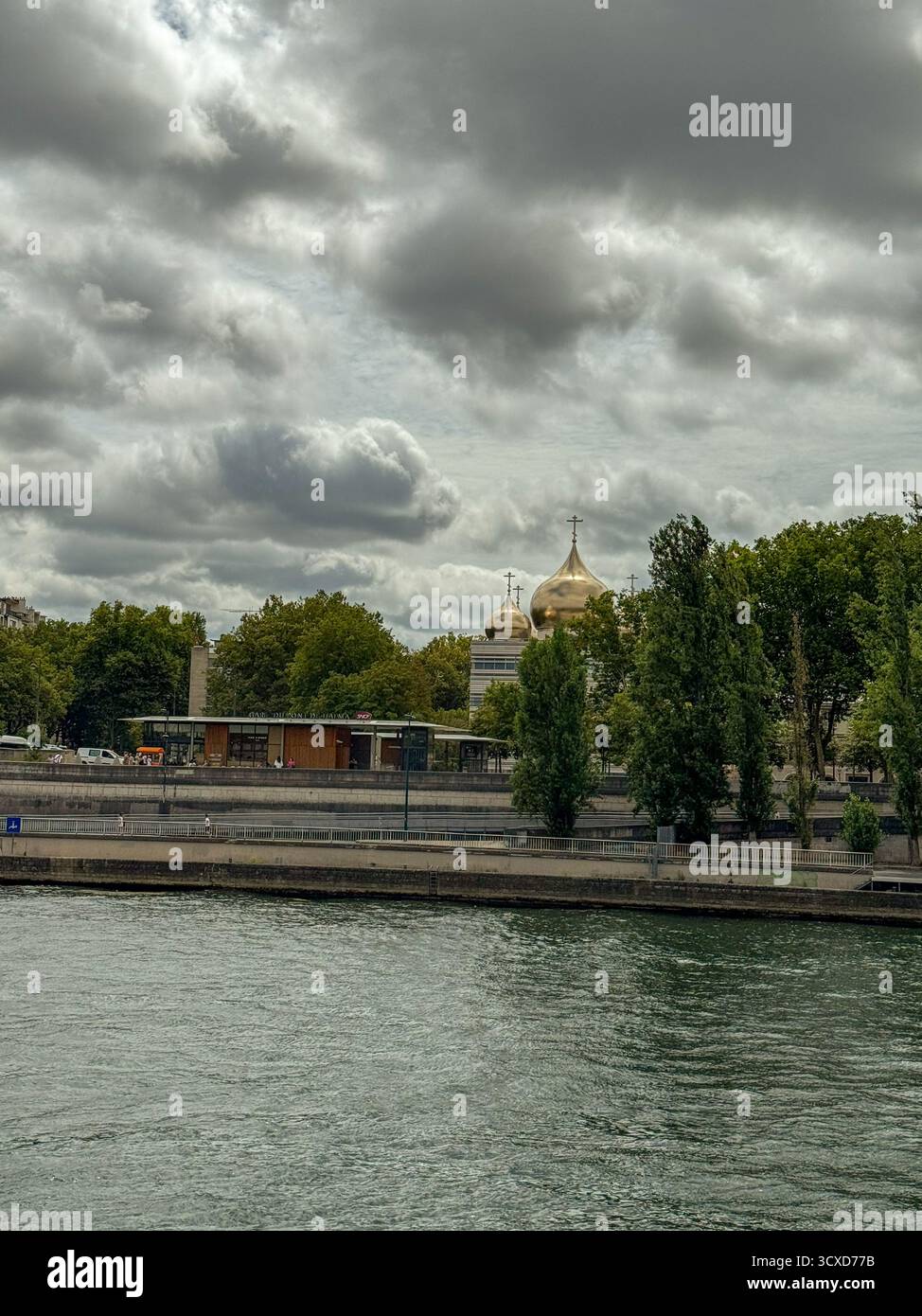 Une vue sur la Seine en direction du quai Branly, avec les dômes dorés proéminents de la cathédrale orthodoxe russe de la Sainte Trinité - Image de stock capturée avec un smartphone