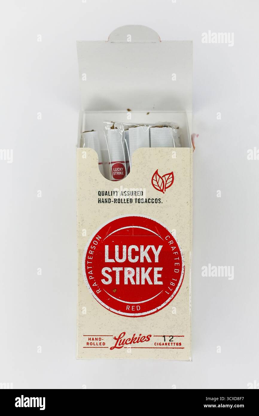 close up ouvert un paquet de main de cigarette lucky strike roulé isolé sur fond blanc Banque D'Images